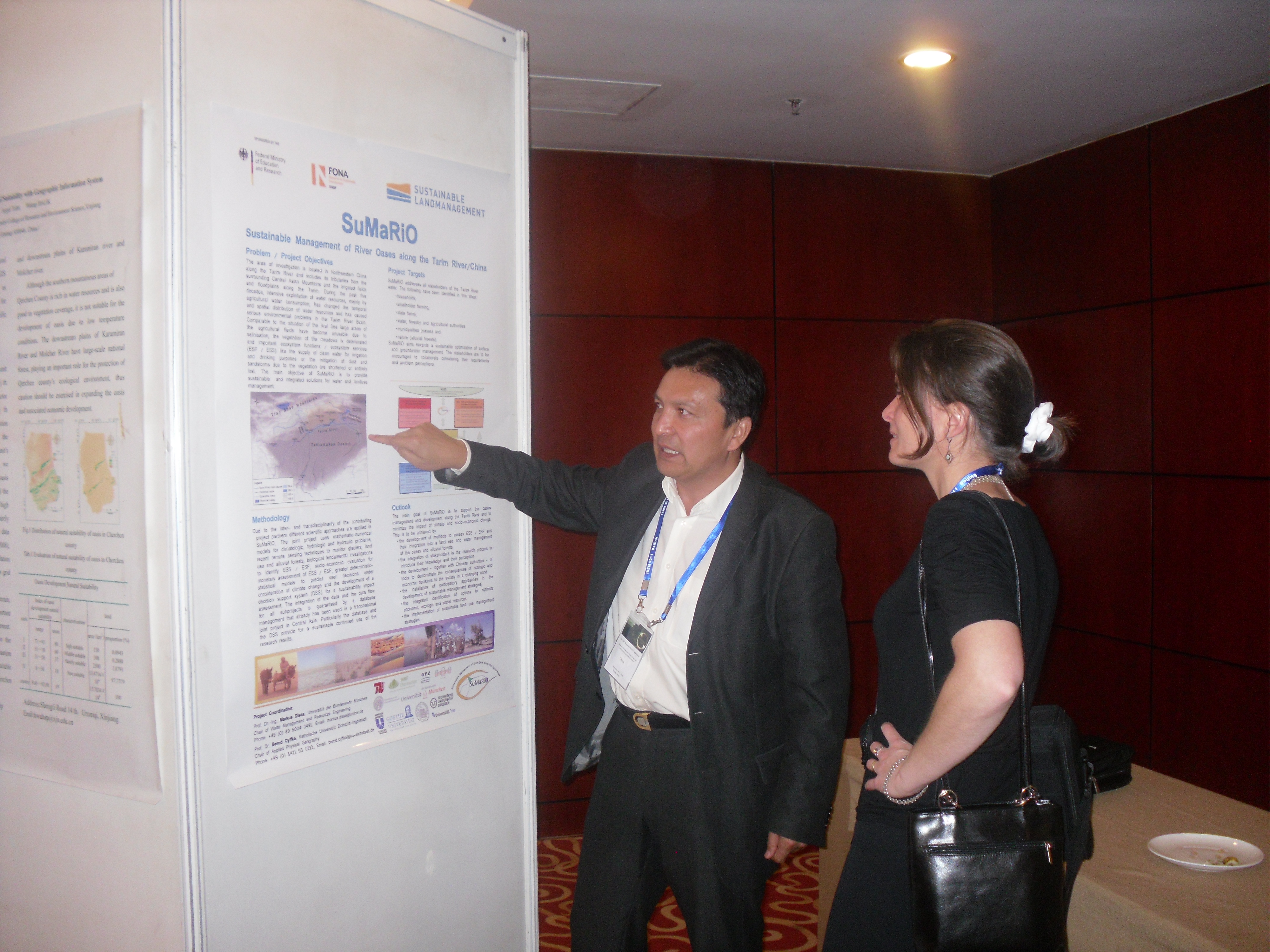 Prof. Ümüt Halik in front of the SuMaRiO Poster presentation